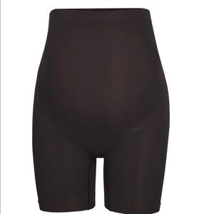 SKIMS Maternity sculpting short mid S/M ONYX
